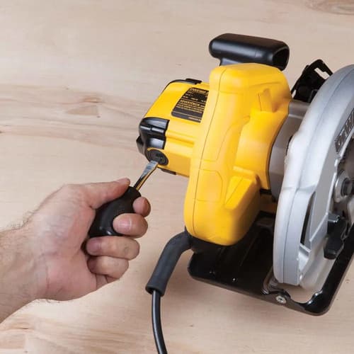 Serra Circular 184mm Dewalt Dwe560 1400w 5500rpm Com Disco De 18 Dentes Amarelo 220v 50 6