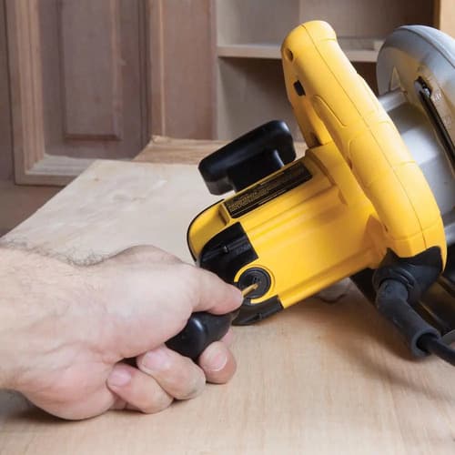 Serra Circular 184mm Dewalt Dwe560 1400w 5500rpm Com Disco De 18 Dentes Amarelo 220v 50 7